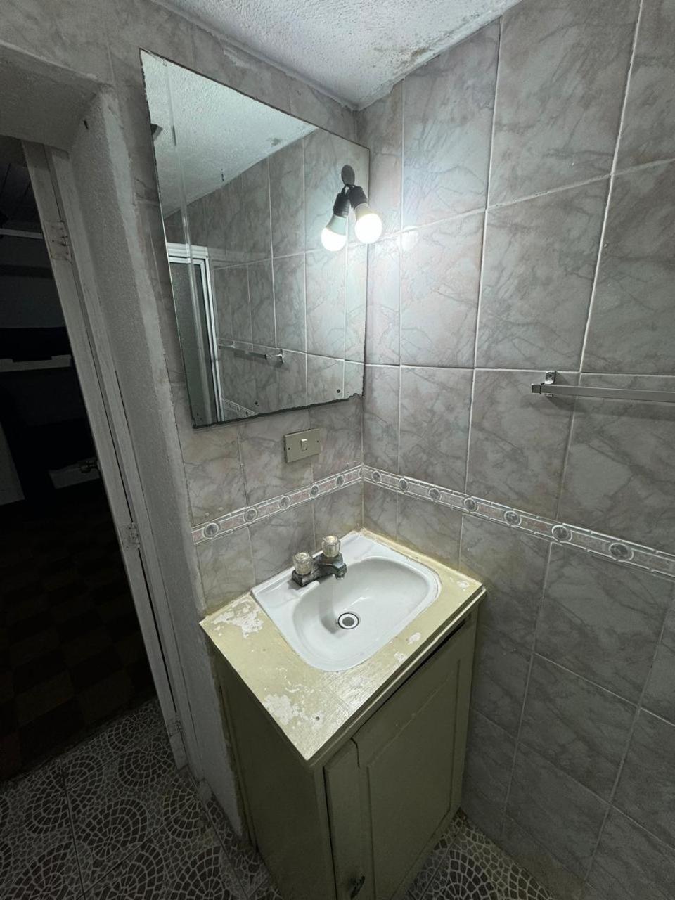 Kamazoztz Hostel And Travel Антигуа-Гватемала Экстерьер фото