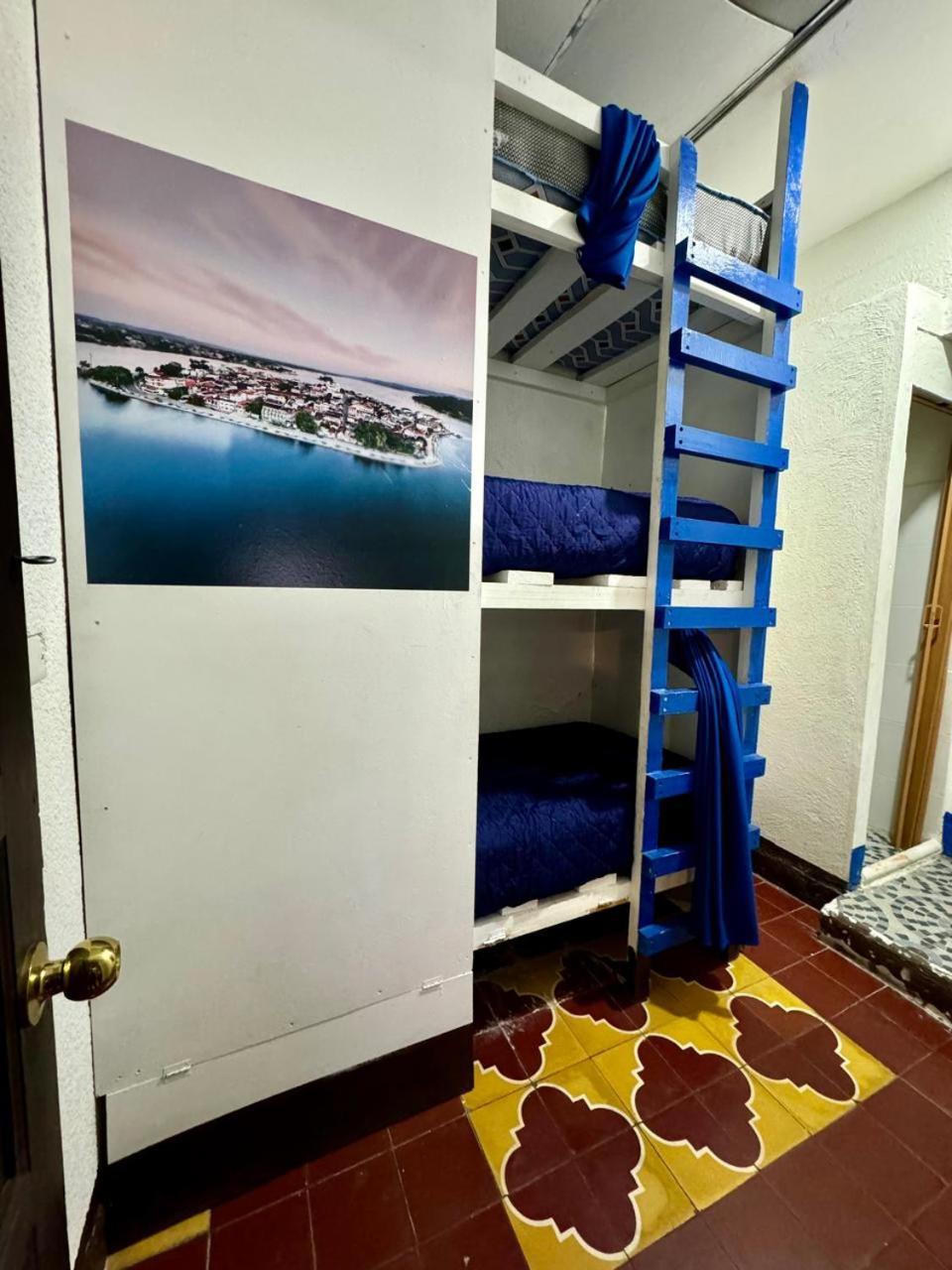 Kamazoztz Hostel And Travel Антигуа-Гватемала Экстерьер фото