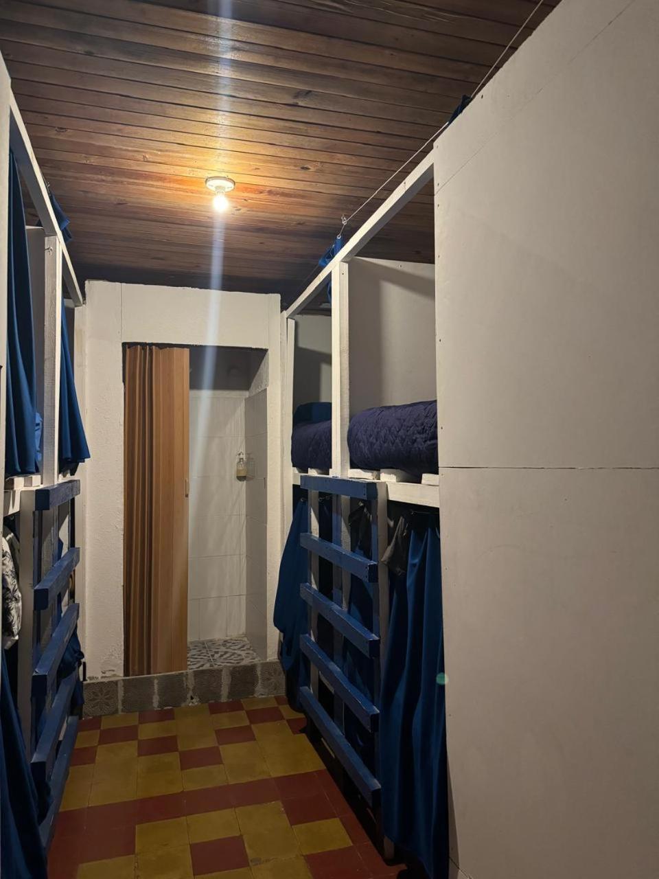 Kamazoztz Hostel And Travel Антигуа-Гватемала Экстерьер фото