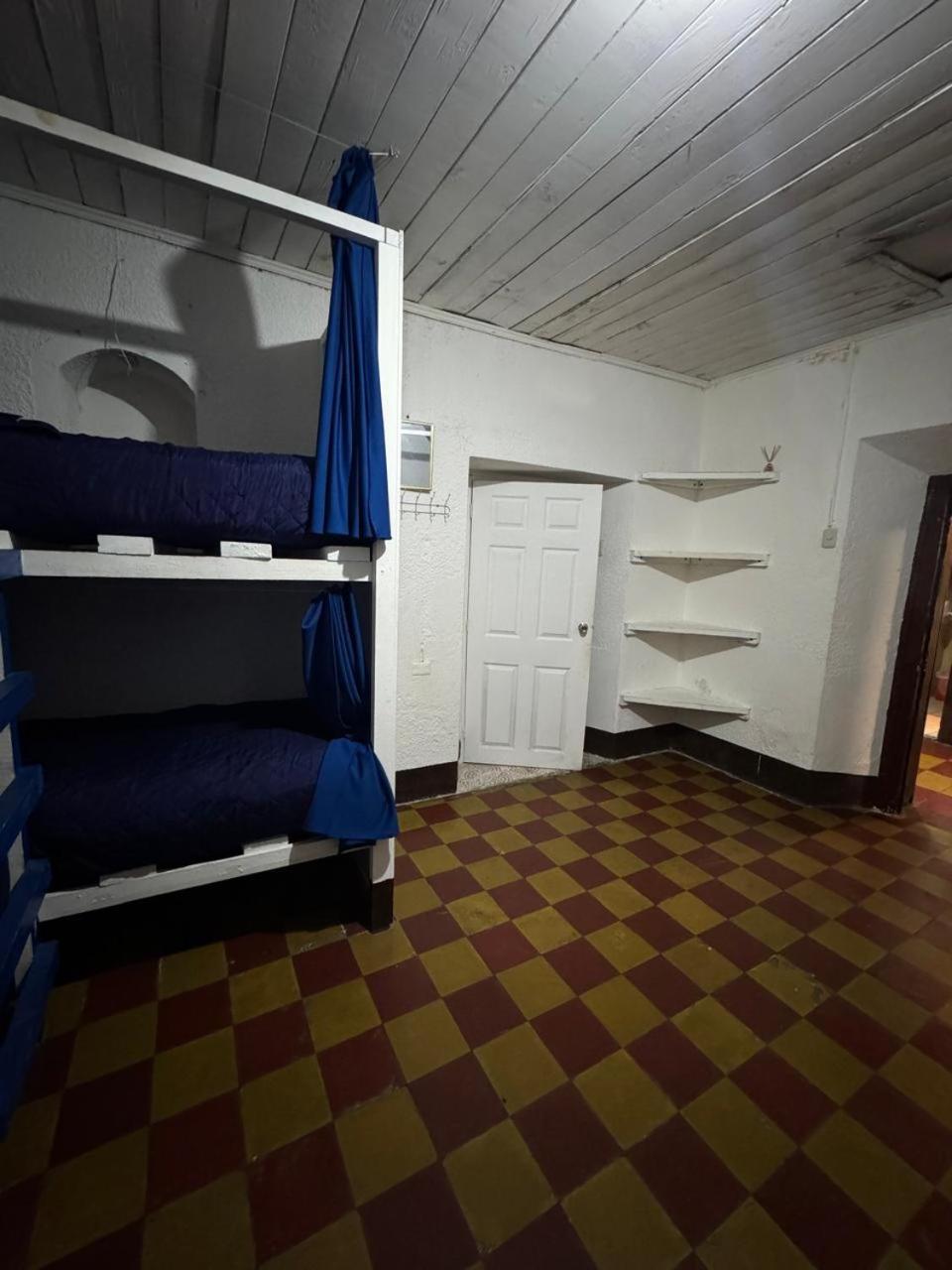 Kamazoztz Hostel And Travel Антигуа-Гватемала Экстерьер фото