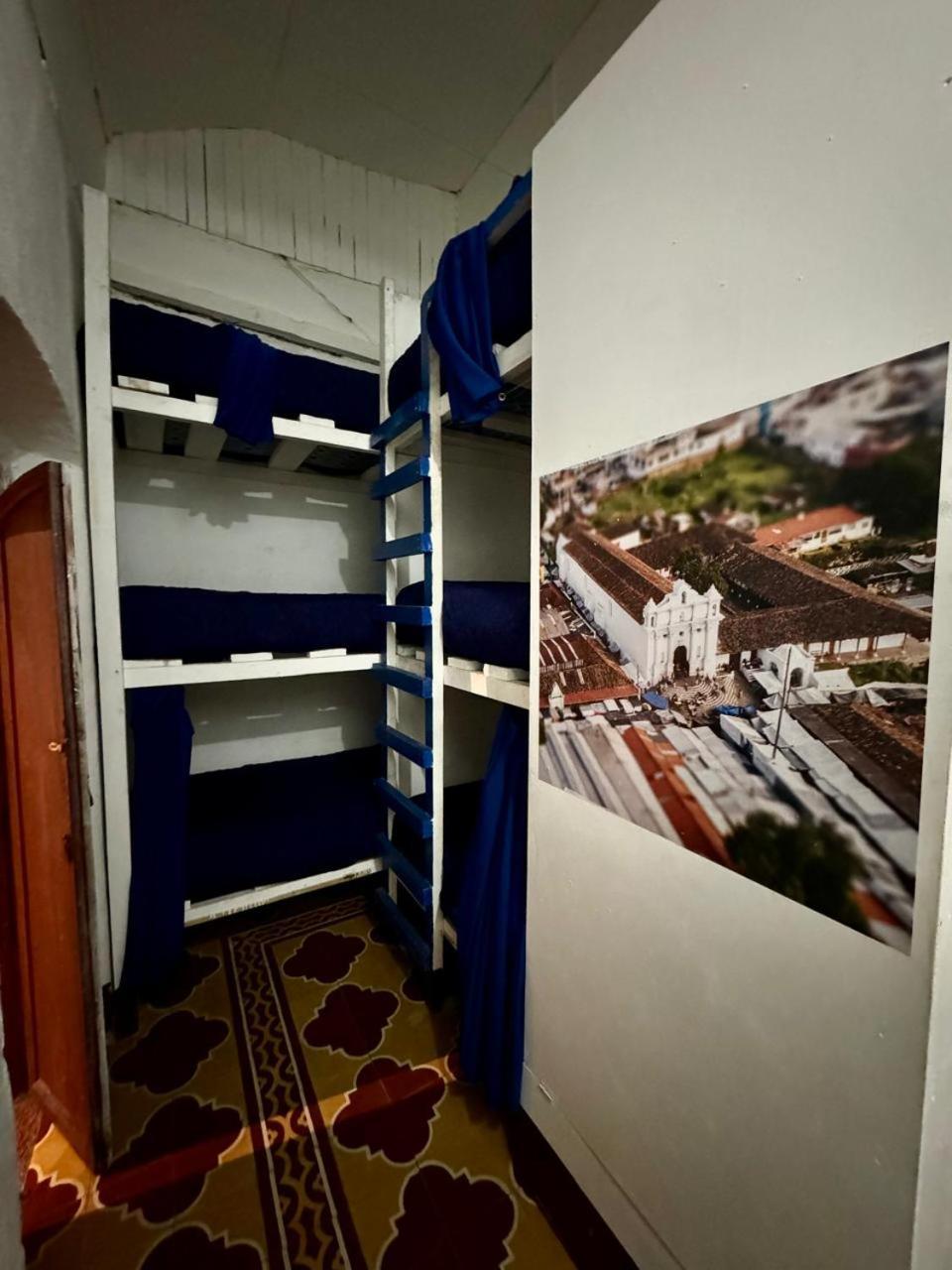 Kamazoztz Hostel And Travel Антигуа-Гватемала Экстерьер фото