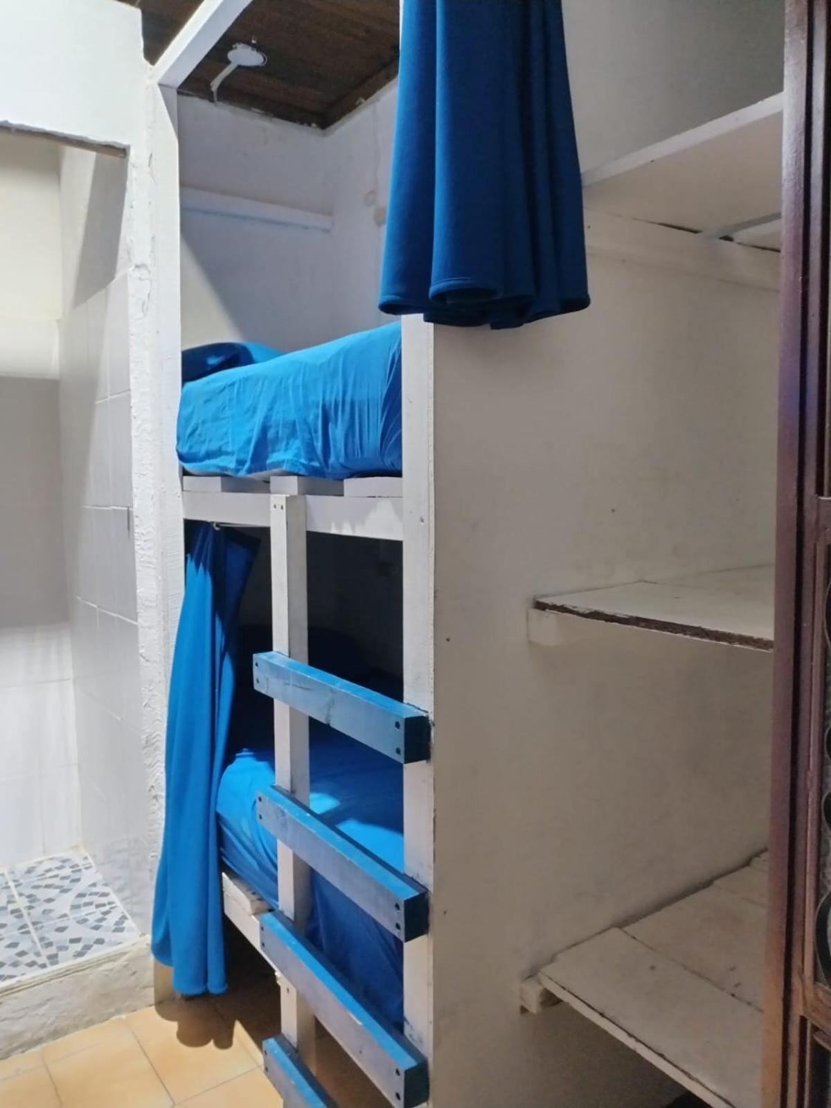 Kamazoztz Hostel And Travel Антигуа-Гватемала Экстерьер фото